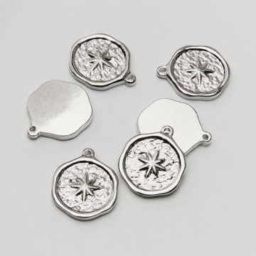 Zawieszka ze stali chirurgicznej róża wiatrów w kółku w kolorze srebrnym 17mm