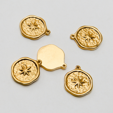 Zawieszka ze stali chirurgicznej róża wiatrów w kółku w kolorze złotym 17mm PVD