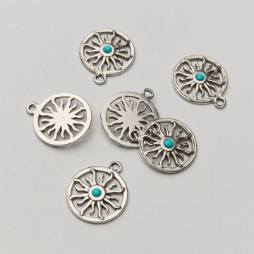 Zawieszka ze stali chirurgicznej słońce z turkusem w kolorze srebrnym 18mm