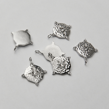 Zawieszka ze stali chirurgicznej ozdobna z białą cyrkonią w kolorze srebrnym 20mm