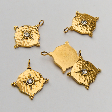 Zawieszka ze stali chirurgicznej ozdobna z białą cyrkonią w kolorze złotym 20mm PVD Zawieszka ze stali chirurgicznej ozdobna z białą cyrkonią w kolorze złotym 20mm PVD