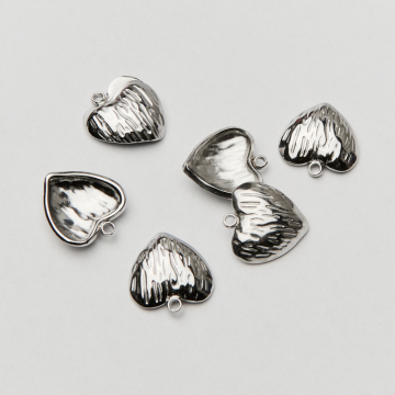 Zawieszka ze stali chirurgicznej serce nacinane w kolorze srebrnym 13,5mm