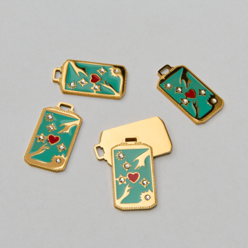 Emaliowana zawieszka ze stali chirurgicznej karta tarota dwie dłonie z sercem i cyrkoniami w kolorze złotym 25,5mm PVD