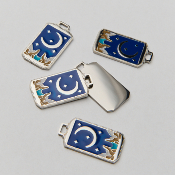 Emaliowana zawieszka ze stali chirurgicznej karta tarota księżyc na granatowym niebie w kolorze srebrnym 25,5mm