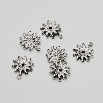 Zawieszka ze stali chirurgicznej kwiatek z czarną cyrkonią w kolorze srebrnym 12mm