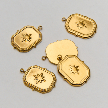 Zawieszka ze stali chirurgicznej róża wiatrów w prostokącie w kolorze złotym 22mm PVD