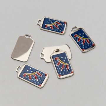 Emaliowana zawieszka ze stali chirurgicznej karta tarota płonące słońce na granatowym tle w kolorze srebrnym 25,5mm