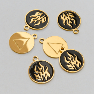 Zawieszka ze stali chirurgicznej płomienie na emaliowanym czarnym tle w kolorze złotym 18mm PVD