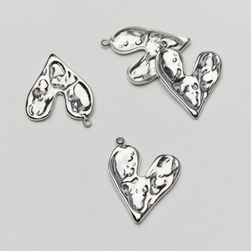 Zawieszka ze stali chirurgicznej serce nieregularne w kolorze srebrnym 29mm