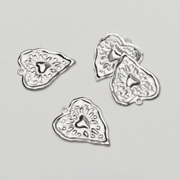 Zawieszka ze stali chirurgicznej serce w sercu w kolorze srebrnym 35mm