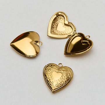 Zawieszka ze stali chirurgicznej sekretnik serce zdobione w kolorze złotym 24,5mm PVD