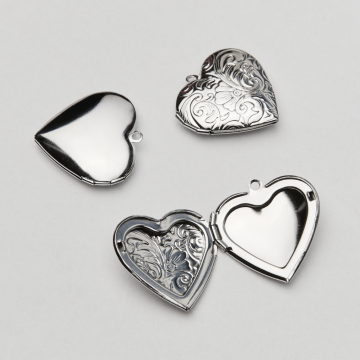 Zawieszka ze stali chirurgicznej sekretnik duże serce rzeźbione w kolorze srebrnym 29mm