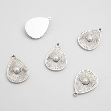 Zawieszka ze stali chirurgicznej łezka z perłą w kolorze srebrnym 18mm