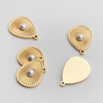 Zawieszka ze stali chirurgicznej łezka z perłą w kolorze złotym 18mm PVD