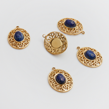 Zawieszka ze stali chirurgicznej ażurowy owal z lapis lazuli w kolorze złotym 21mm PVD