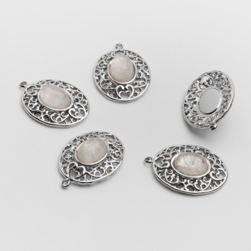 Zawieszka ze stali chirurgicznej ażurowy owal z kryształem górskim w kolorze srebrnym 21mm