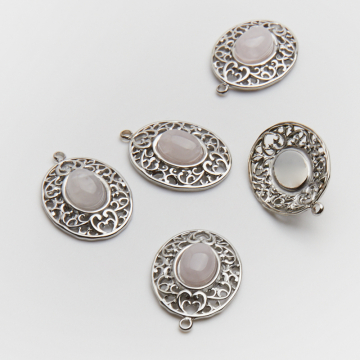 Zawieszka ze stali chirurgicznej ażurowy owal z różowym kryształem górskim w kolorze srebrnym 21mm