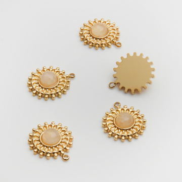 Zawieszka ze stali chirurgicznej słoneczko z kamieniem słonecznym w kolorze złotym 17,5mm PVD