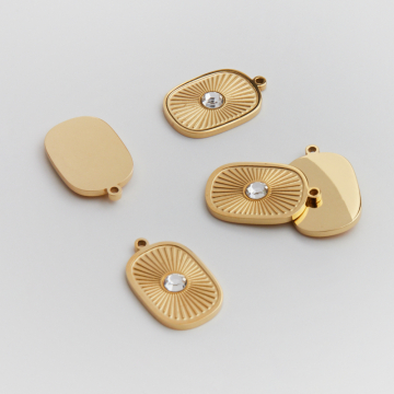 Zawieszka ze stali chirurgicznej zaokrąglony prostokąt z białą cyrkonią w kolorze złotym 18mm PVD