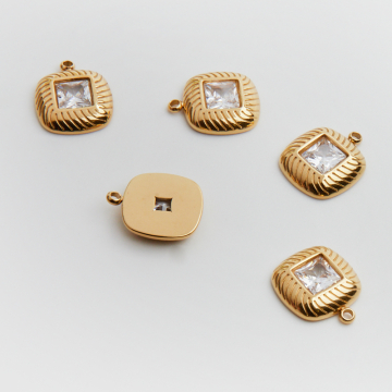 Zawieszka ze stali chirurgicznej kwadrat z dużą białą cyrkonią w kolorze złotym 14,5mm PVD