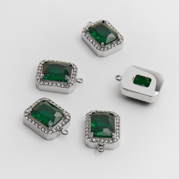 Zawieszka ze stali chirurgicznej prostokąt z zieloną cyrkonią w kolorze srebrnym 16,5mm