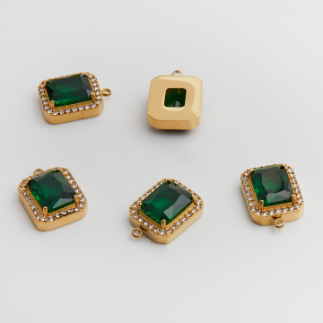 Zawieszka ze stali chirurgicznej prostokąt z zieloną cyrkonią w kolorze złotym 16,5mm PVD