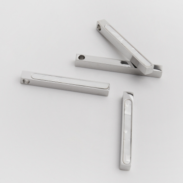 Zawieszka ze stali chirurgicznej słupek z masą perłową w kolorze srebrnym 34mm