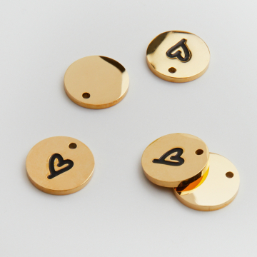 Zawieszka ze stali chirurgicznej kółko z emaliowanym serduszkiem w kolorze złotym 14mm PVD