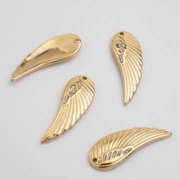 Zawieszka ze stali chirurgicznej skrzydło z cyrkoniami w kolorze złotym 31,5mm PVD