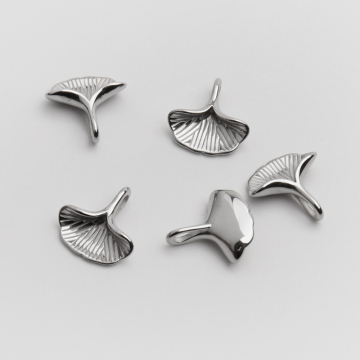 Zawieszka ze stali chirurgicznej liść miłorzębu w kolorze srebrnym 13mm