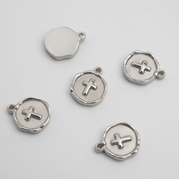 Zawieszka ze stali chirurgicznej heksagon z krzyżem w kolorze srebrnym 13mm