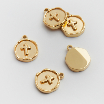 Zawieszka ze stali chirurgicznej heksagon z krzyżem w kolorze złotym 13mm PVD