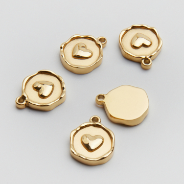 Zawieszka ze stali chirurgicznej heksagon z serduszkiem w kolorze złotym 13mm PVD