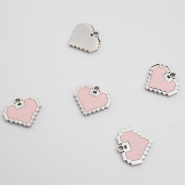 Zawieszka ze stali chirurgicznej serce pixelowe z emalią w kolorze srebrnym 12mm