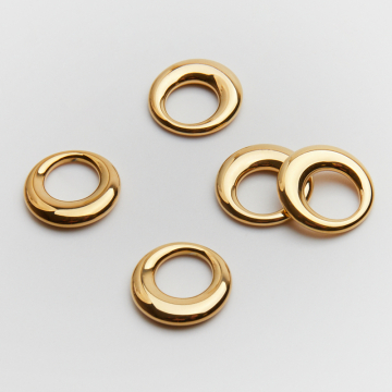Zawieszka ze stali chirurgicznej kółko wycięte w kolorze złotym 15mm PVD