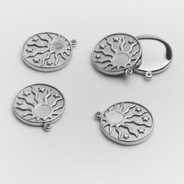 Zawieszka ze stali chirurgicznej słoneczko z promieniami w kółku w kolorze srebrnym 15mm