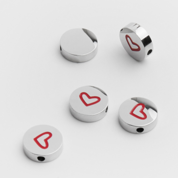 Koralik ze stali chirurgicznej krążek z serduszkiem emaliowanym w kolorze srebrnym 8mm