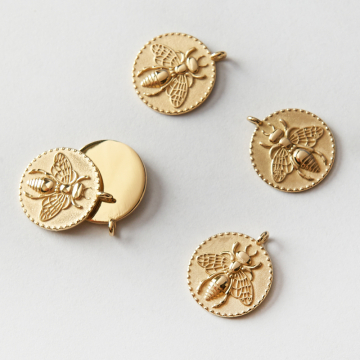 Zawieszka ze stali chirurgicznej kółko z pszczołą w kolorze złotym 15mm PVD