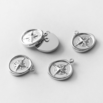 Zawieszka ze stali chirurgicznej róża wiatrów z rantem w kolorze srebrnym 17,5x15mm