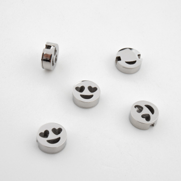 Koralik ze stali chirurgicznej uśmiechnięta buźka z sercami w kolorze srebrnym 8mm