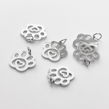 Zawieszka ze stali chirurgicznej łapka psa z serduszkiem w kolorze srebrnym 14mm