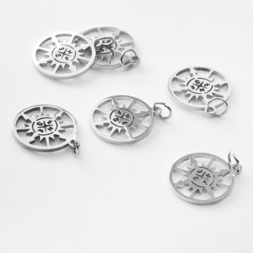 Zawieszka ze stali szlachetnej róża wiatrów w kolorze srebrnym 17mm