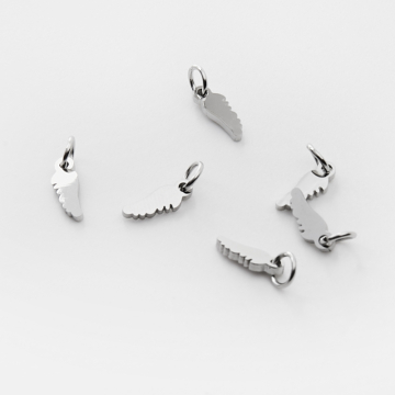 Mini zawieszka ze stali szlachetnej skrzydełko pełne w kolorze srebrnym 8,5mm