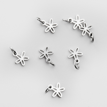 Mini zawieszka ze stali chirurgicznej kwiatek w kolorze srebrnym 8mm