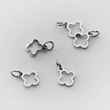 Mini zawieszka ze stali chirurgicznej kończyna marokańska w kolorze srebrnym 7,5mm