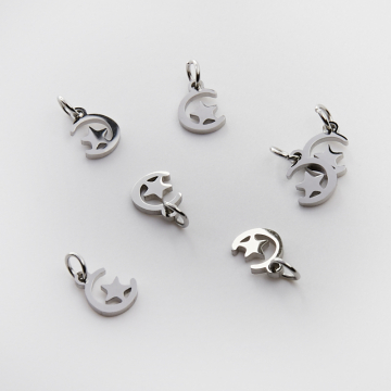 Mini zawieszka ze stali chirurgicznej księżyc z gwiazdką w kolorze srebrnym 8mm