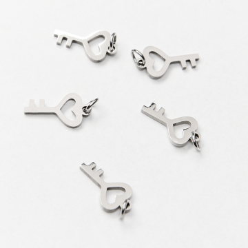 Mini zawieszka ze stali chirurgicznej kluczyk z serduszkiem w kolorze srebrnym 12mm