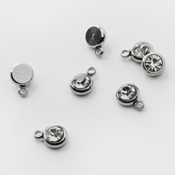 Zawieszka ze stali szlachetnej z białą cyrkonią w kolorze srebrnym 8,5mm