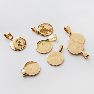 Zawieszka ze stali szlachetnej moneta z Królową Elżbietą i aniołkiem w kolorze złotym 17,5mm PVD