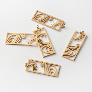 Zawieszka ze stali chirurgicznej prostokąt z krajobrazem w kolorze złotym 32x12mm PVD